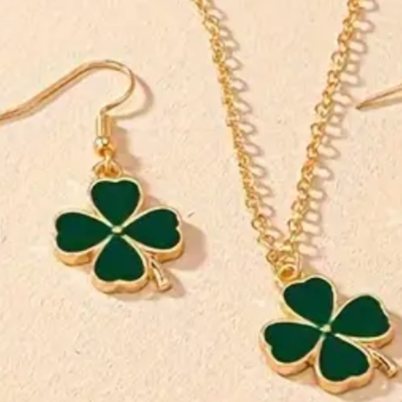 Green Four Leaf Clover Set - Necklace and Earrings - Year Round Set = - NWT - Picture 4 of 4